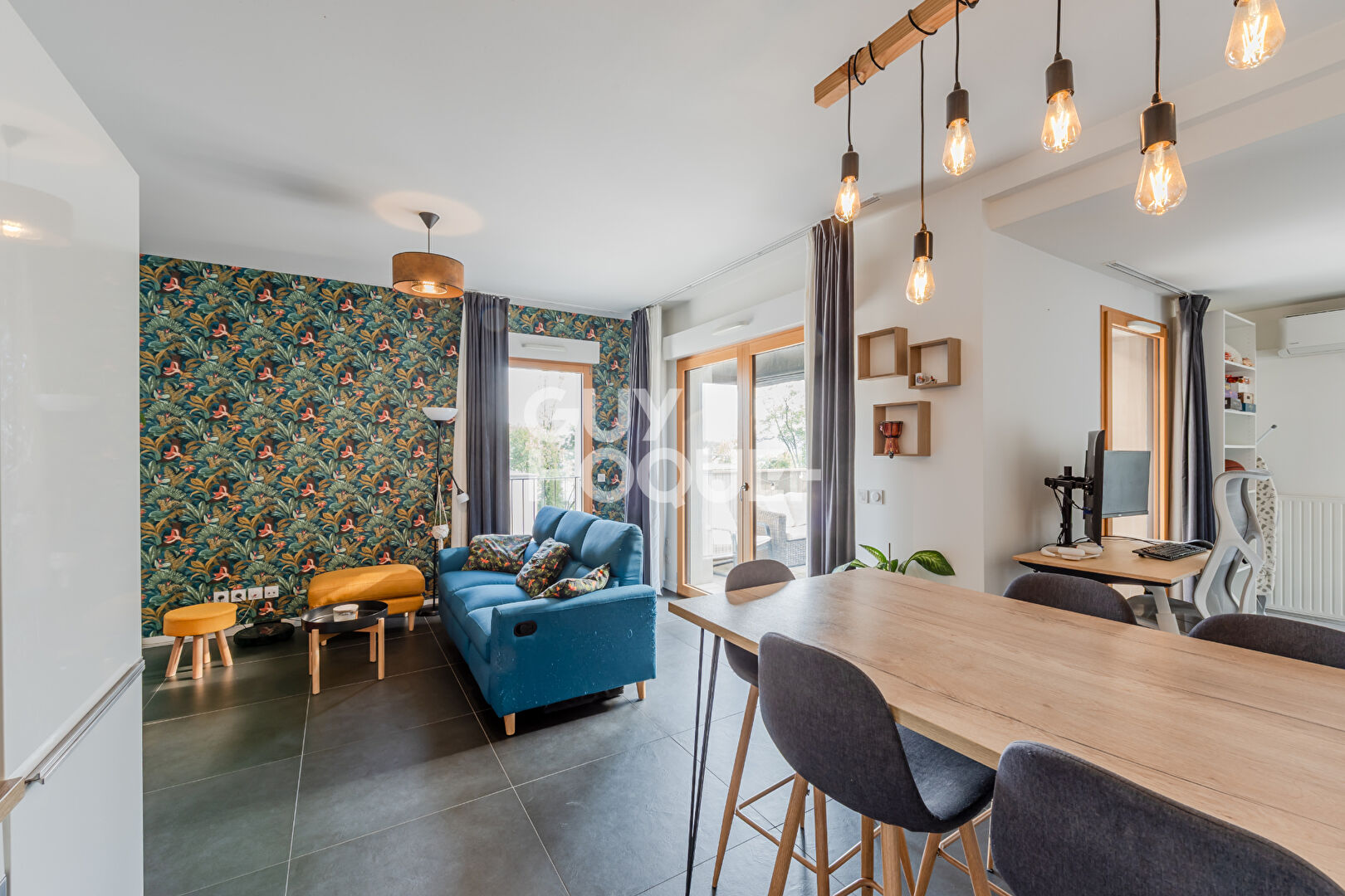 Appartement  avec une terrasse et vue Fourvière dégagée- garage PMR + standard