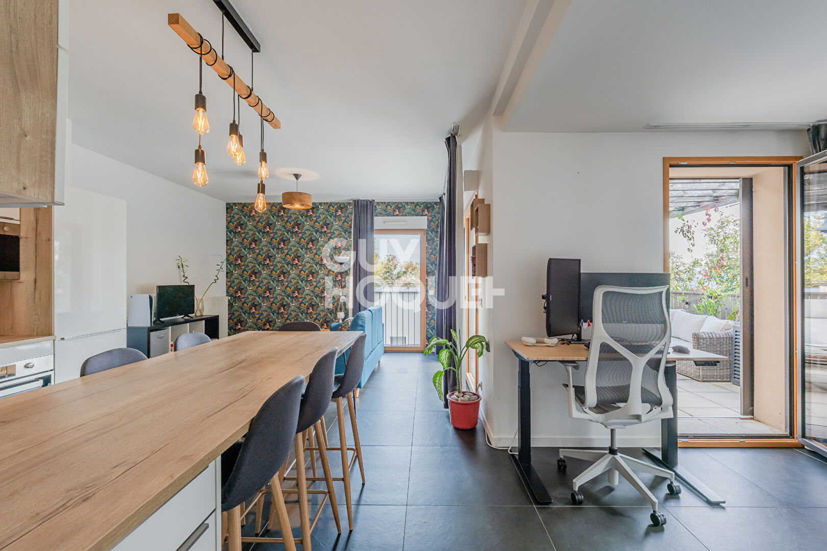 Appartement  avec une terrasse et vue Fourvière dégagée- garage PMR + standard