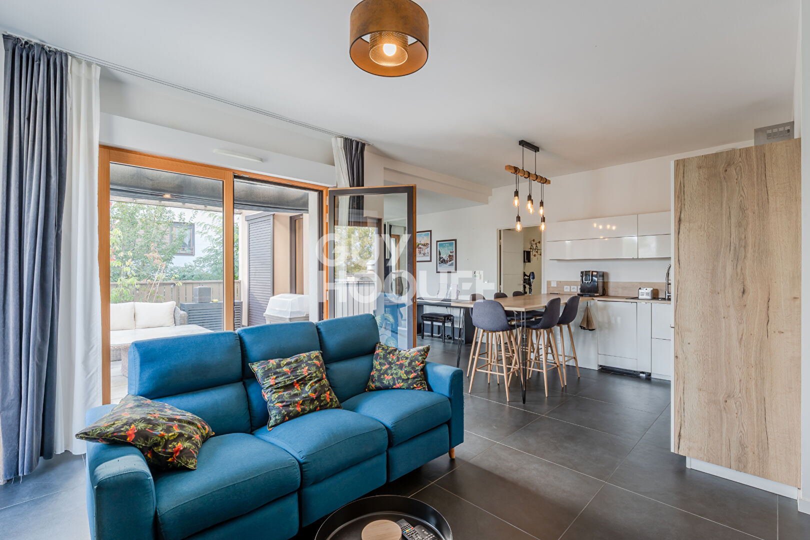 Appartement  avec une terrasse et vue Fourvière dégagée- garage PMR + standard