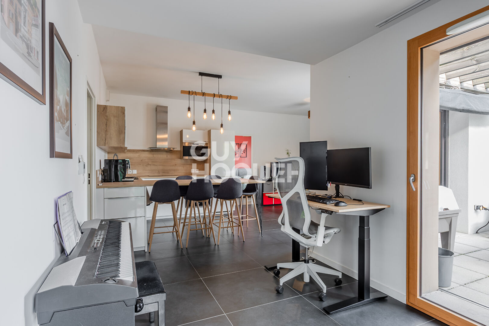 Appartement  avec une terrasse et vue Fourvière dégagée- garage PMR + standard