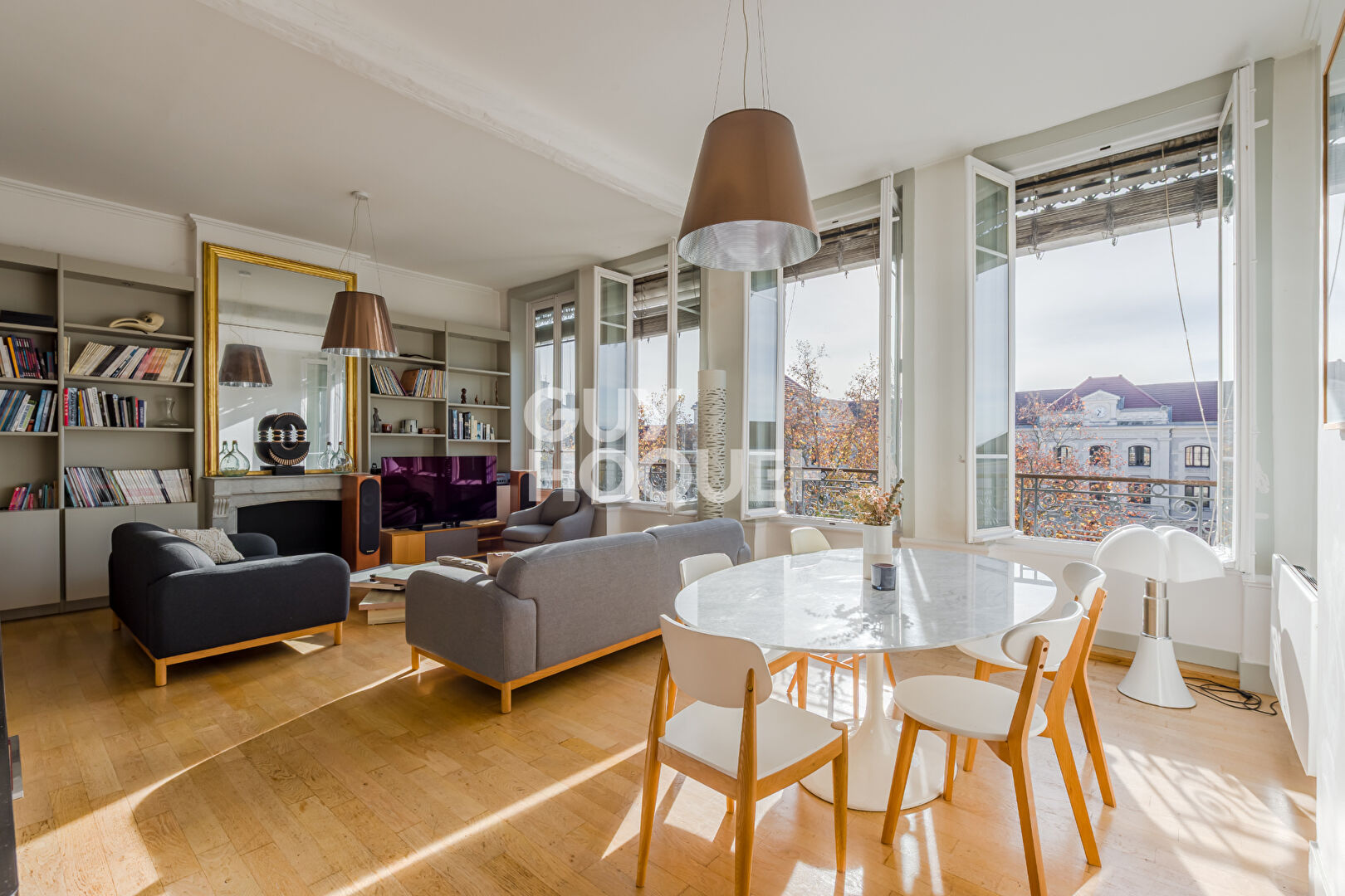 Appartement  idéalement placé sur le boulevard - vue dégagée - ascenseur-cave -grenier-