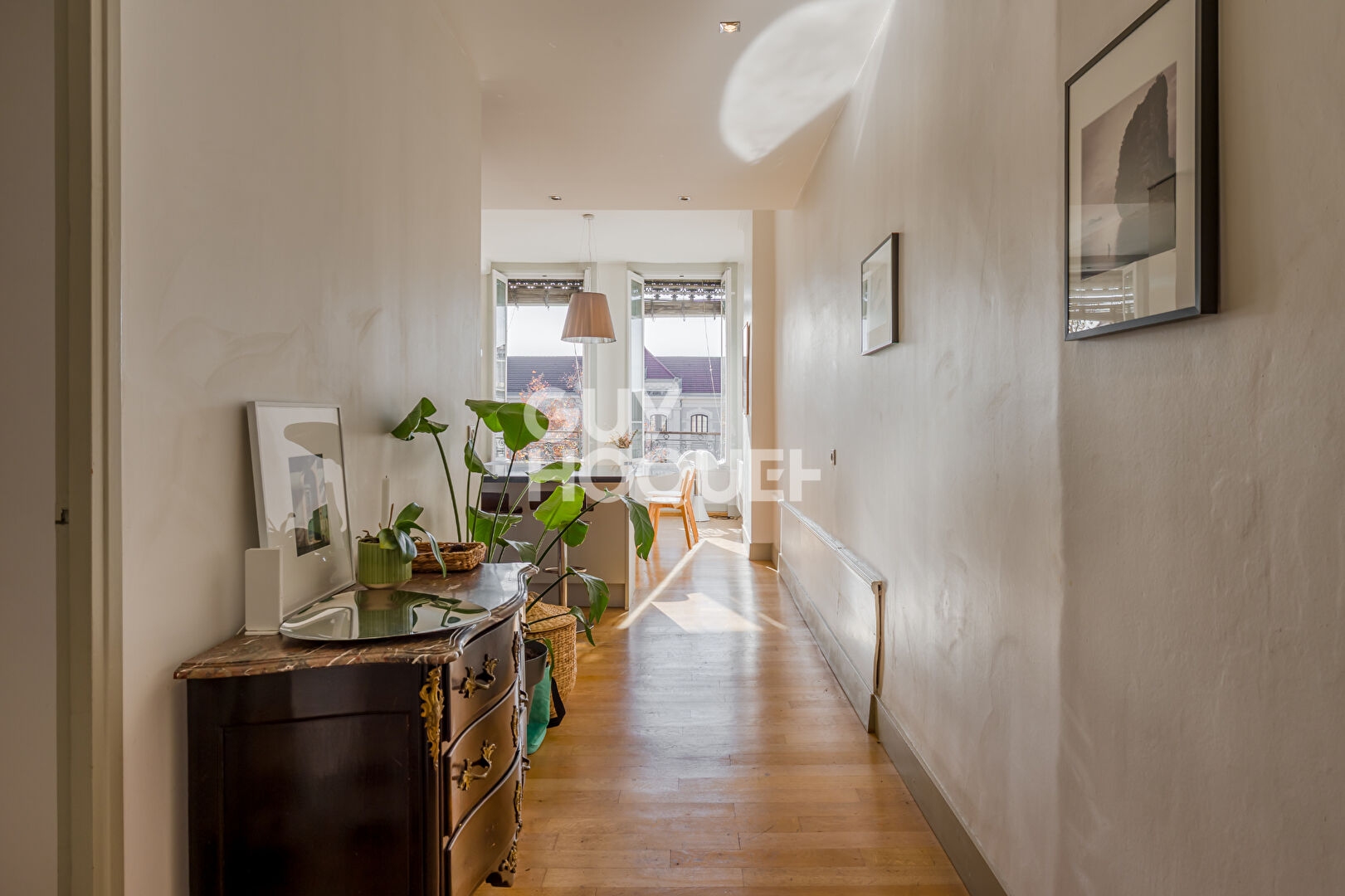 Appartement  idéalement placé sur le boulevard - vue dégagée - ascenseur-cave -grenier-