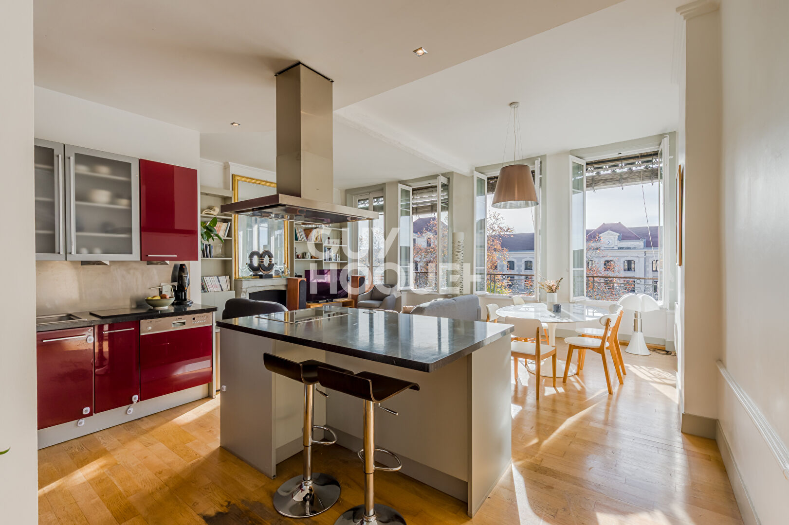 Appartement  idéalement placé sur le boulevard - vue dégagée - ascenseur-cave -grenier-