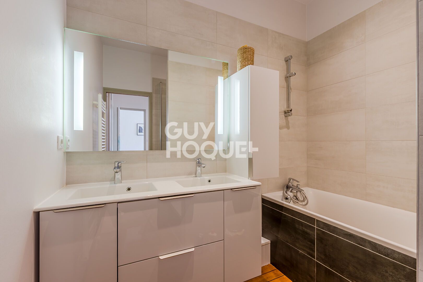 Appartement  idéalement placé sur le boulevard - vue dégagée - ascenseur-cave -grenier-