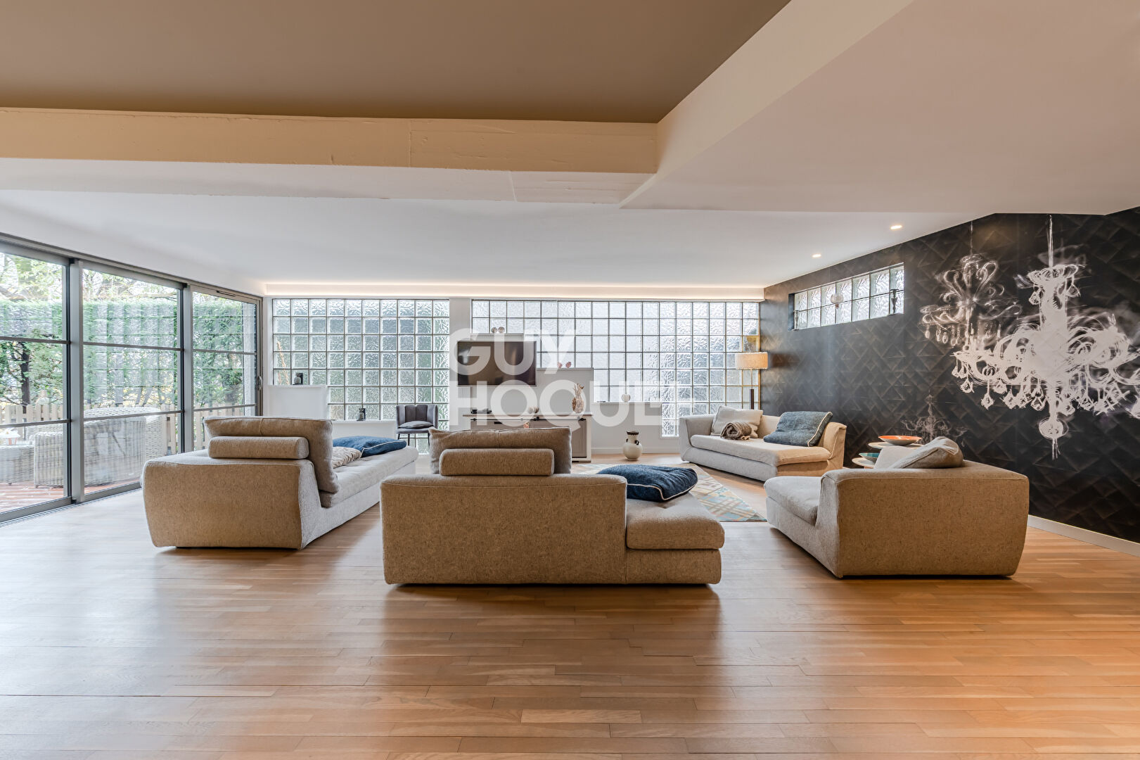 Loft Sainte Foy Les Lyon  / Lyon5  156 m2 carrez et 359 M2 de jardin -parking - climatisation et cave