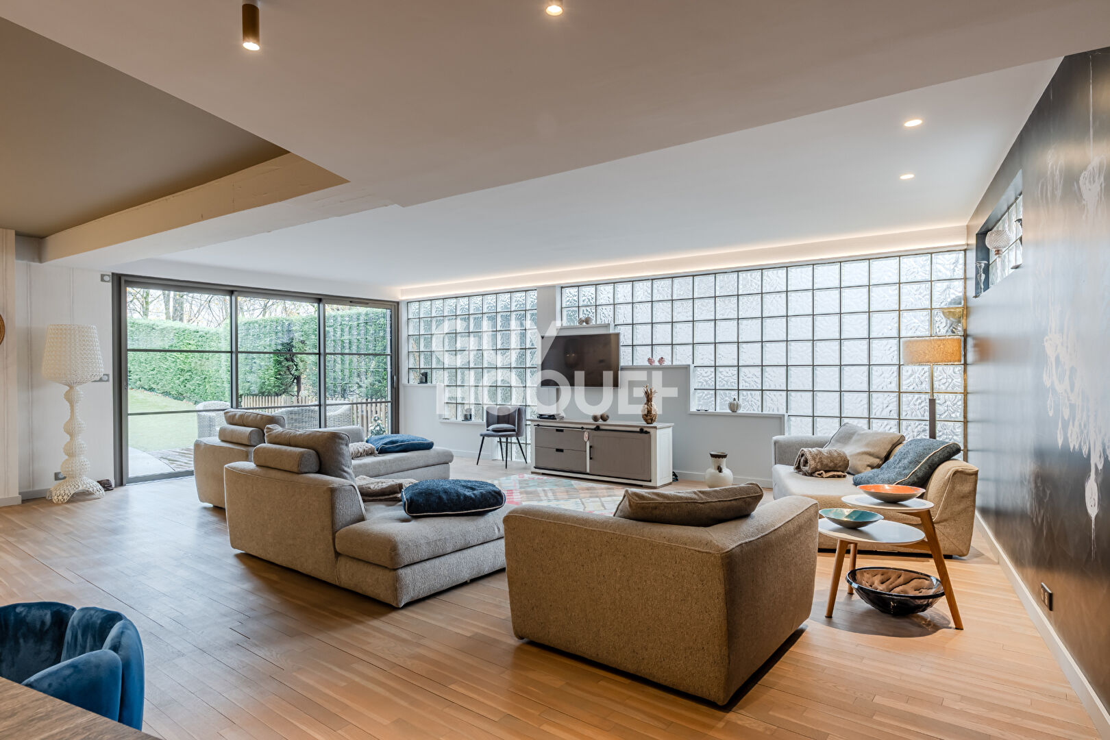 Loft Sainte Foy Les Lyon  / Lyon5  156 m2 carrez et 359 M2 de jardin -parking - climatisation et cave