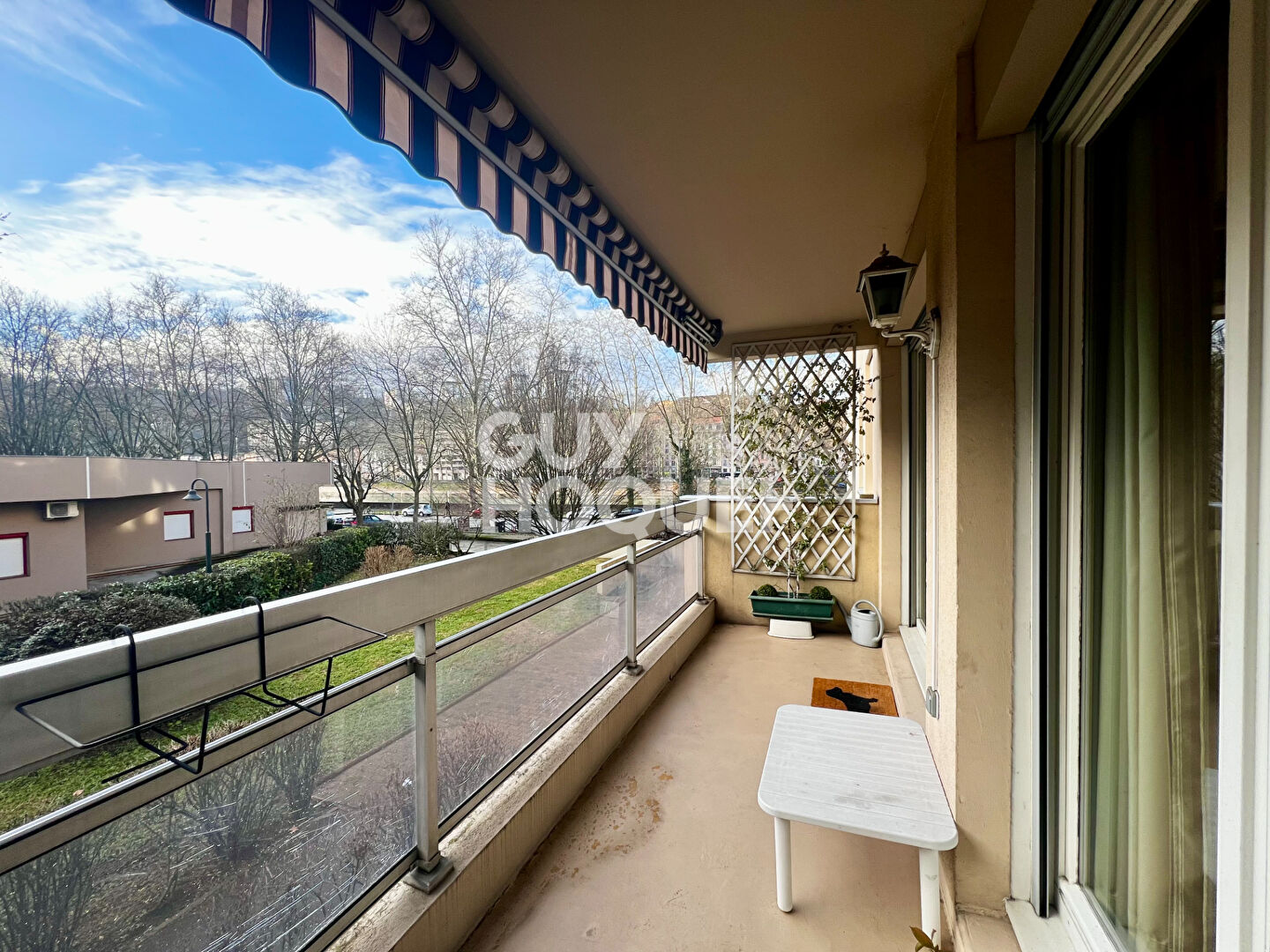 Appartement familial 105 m2 terrasse vue Saône, 2 garages en sous-sol, cave