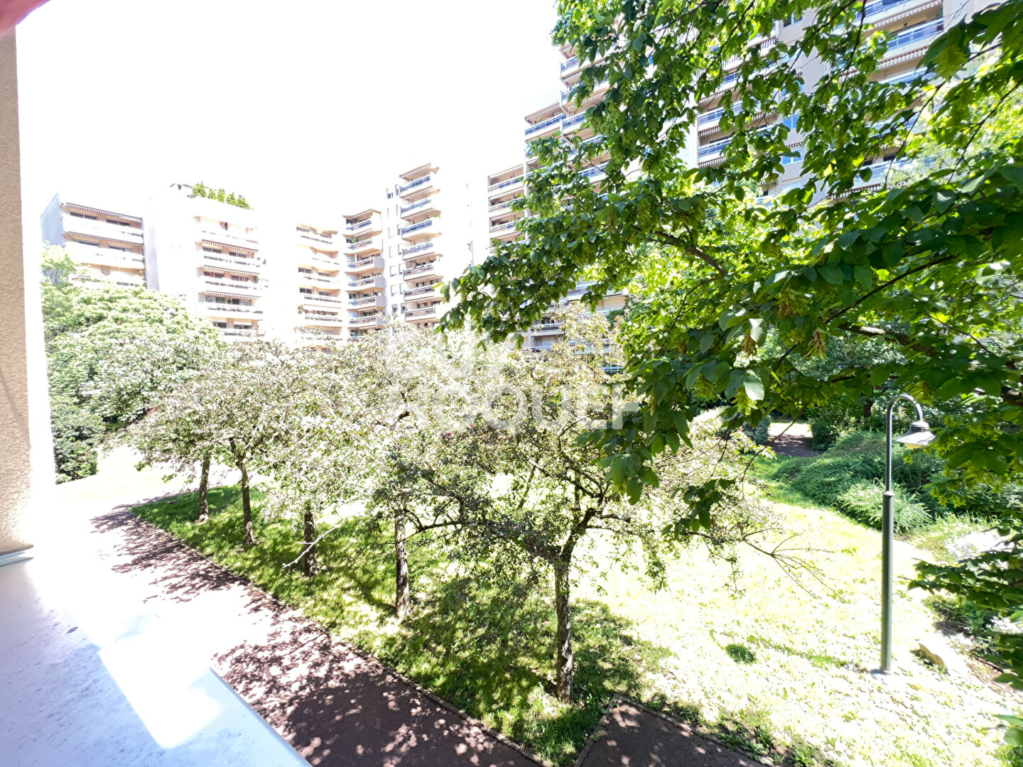 Grand appartement familial avec terrasse + 2 garages en sous-sol + cave