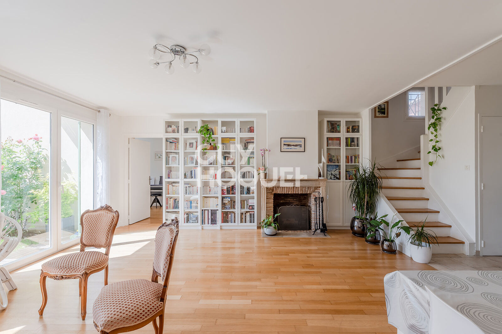 Villa familiale entièrement rénovée  4 chambres - bureau - garage -