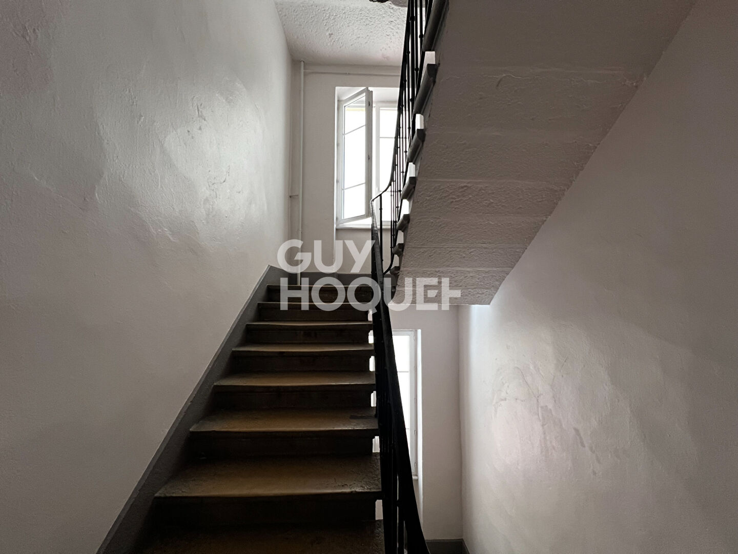 Appartement deux pièces avec cave vue dégagée
