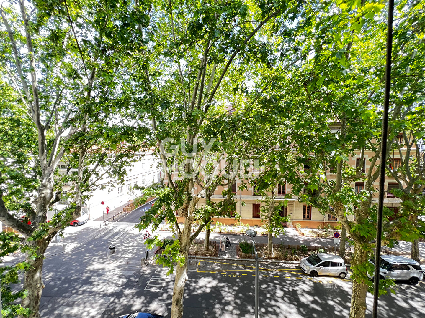 Appartement deux pièces avec cave vue dégagée