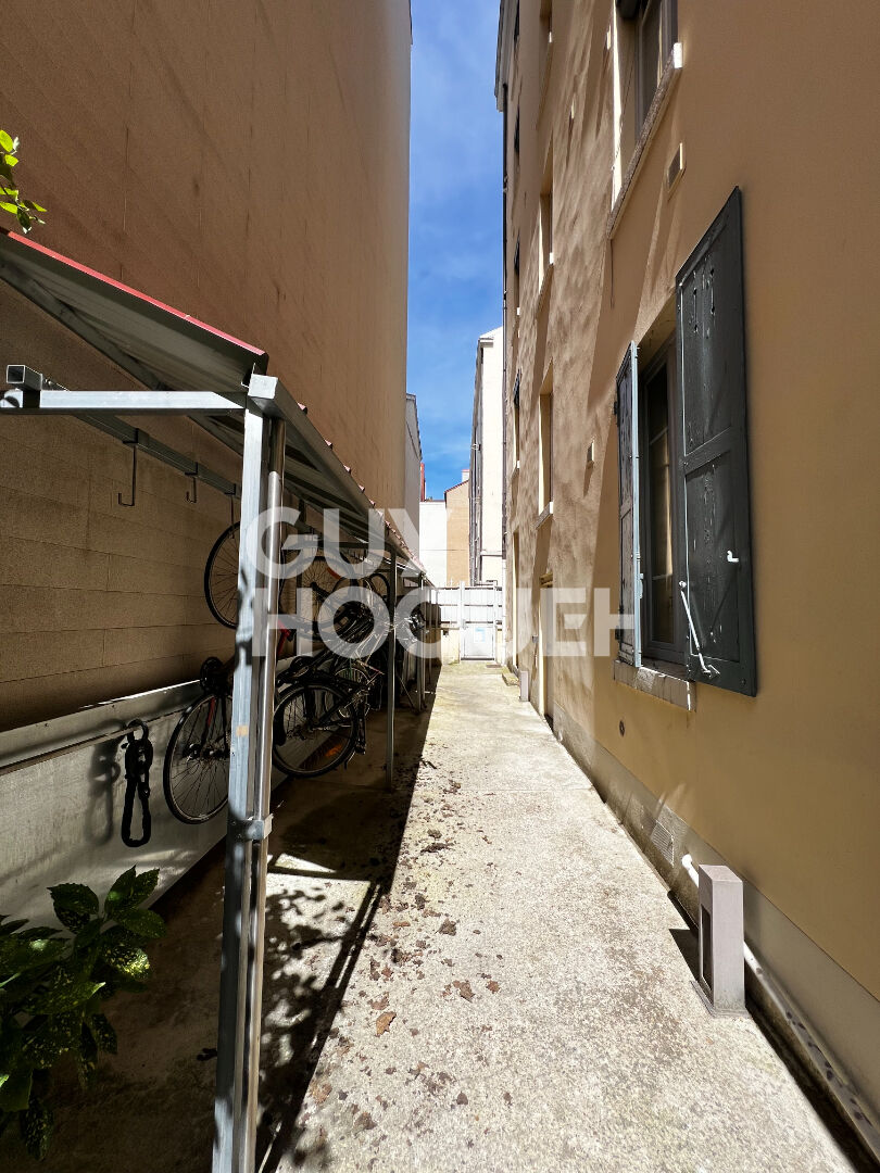 Appartement deux pièces avec cave vue dégagée