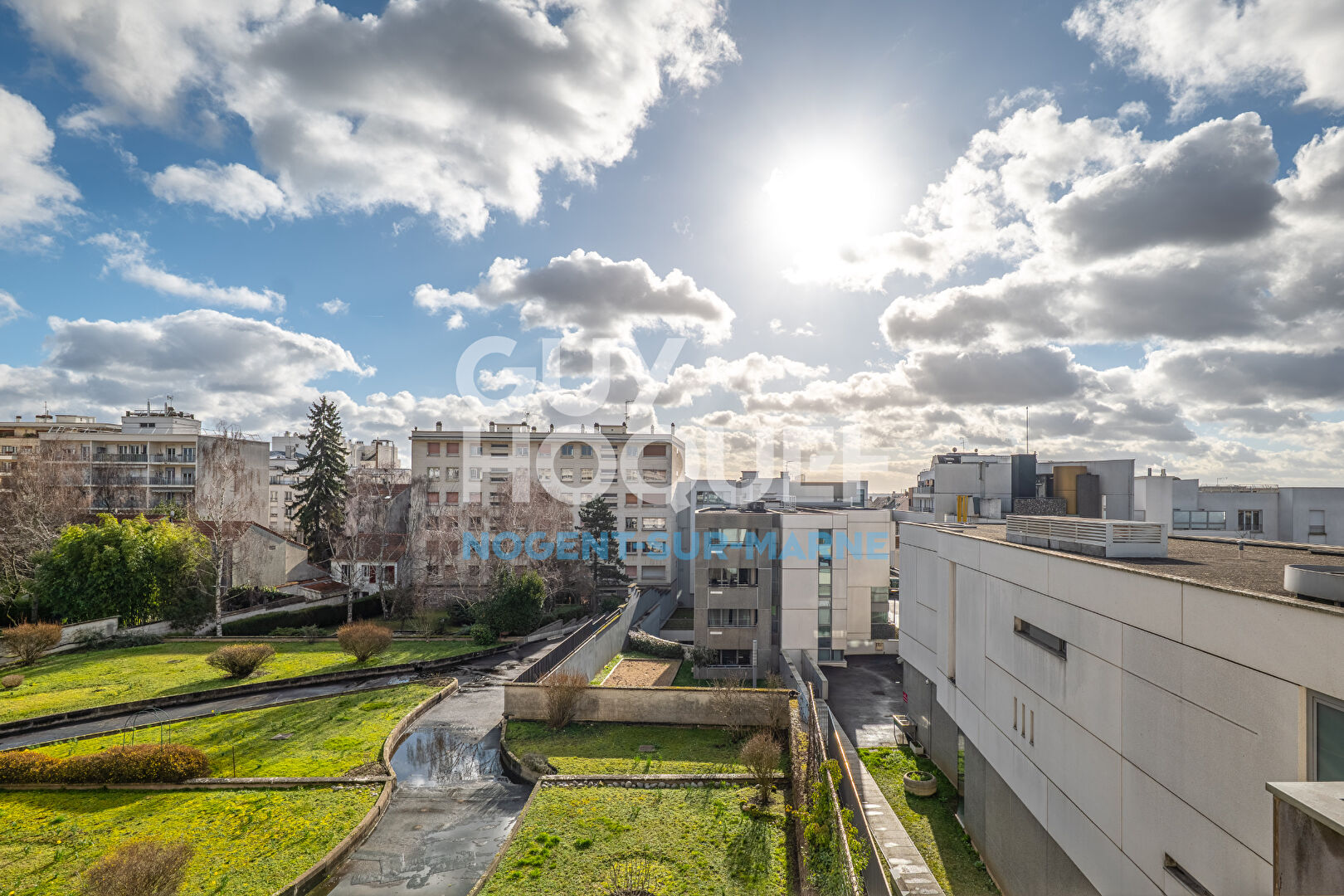 2 Balcon / Ascenseur / Parking