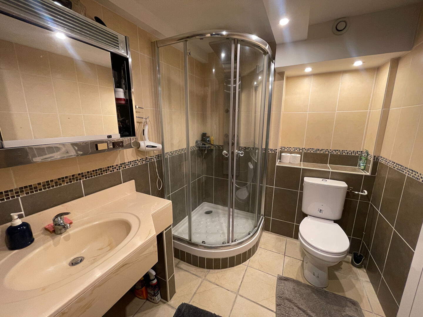 Maison + Appartement de 260 m² à PEYROLLES EN PROVENCE