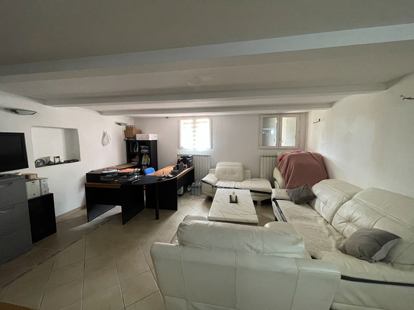 Maison + Appartement de 260 m² à PEYROLLES EN PROVENCE