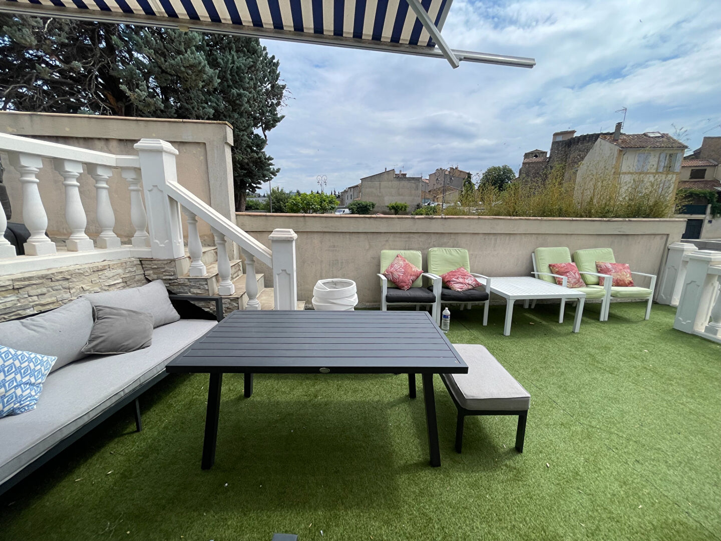 Maison + Appartement de 260 m² à PEYROLLES EN PROVENCE