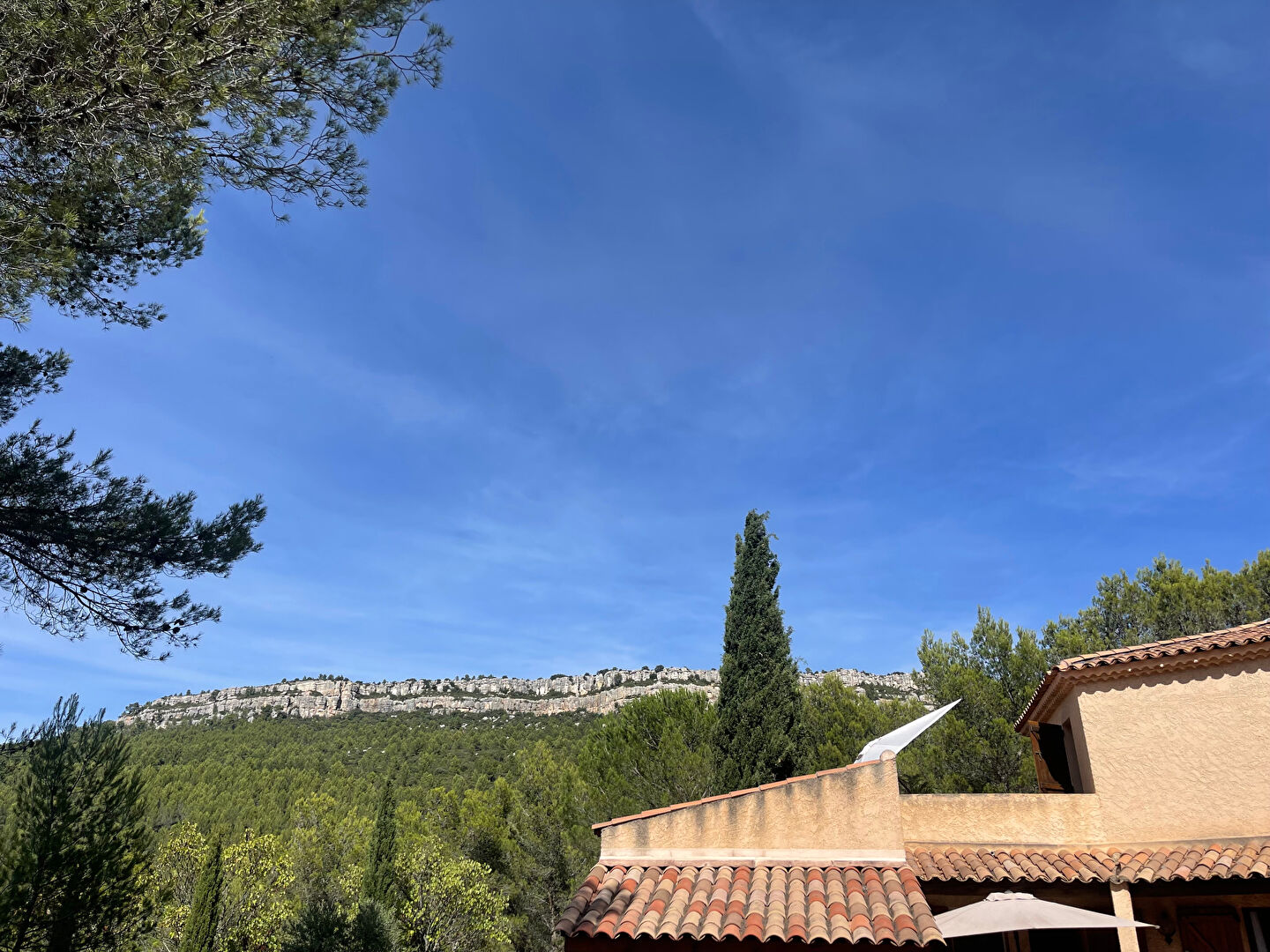 Maison d'architecte à  vendre à Châteauneuf-le-Rouge sur le Site de la Sainte victoite