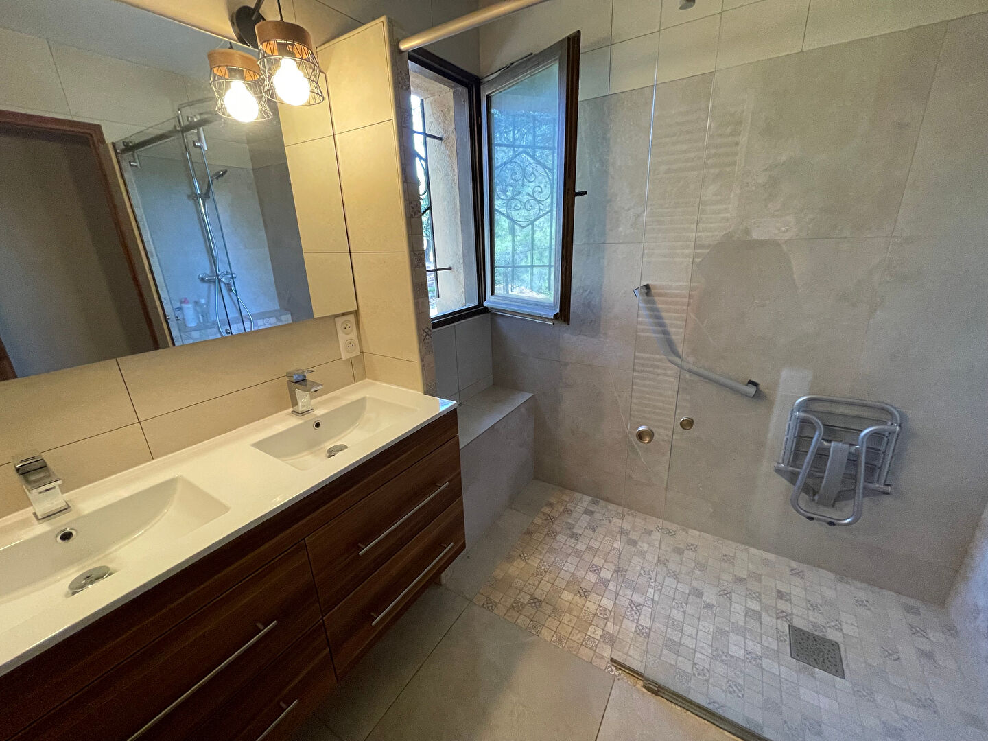 Maison d'architecte à  vendre à Châteauneuf-le-Rouge sur le Site de la Sainte victoire