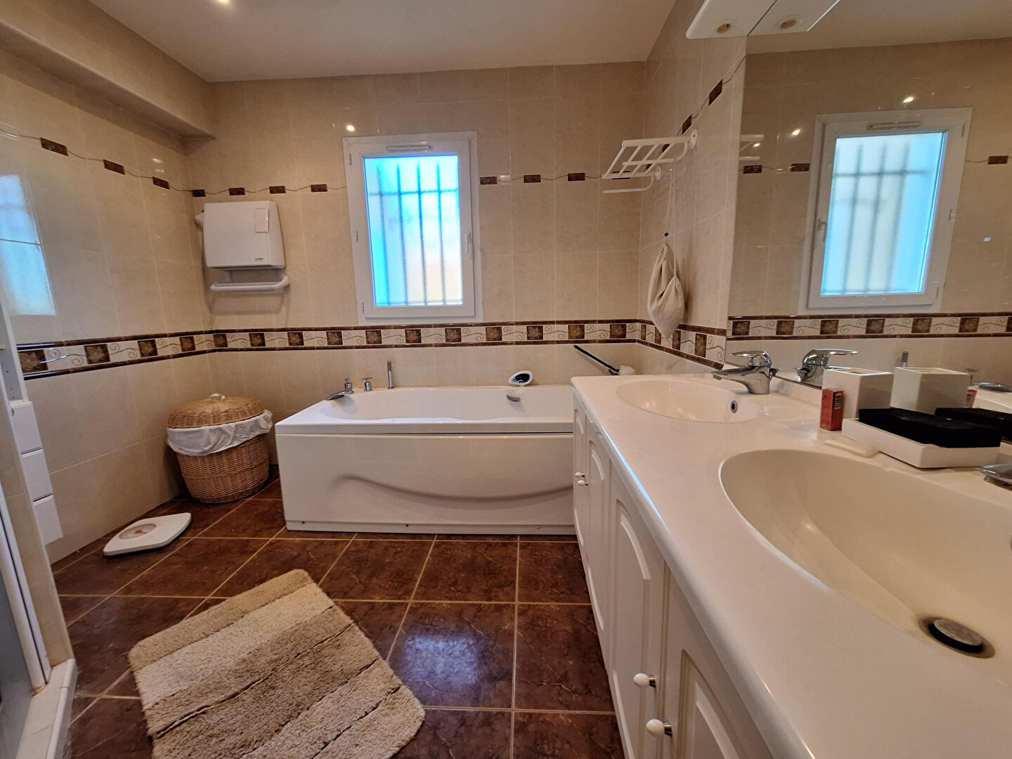 OLLIERES - Maison d'architecte de 300 m2  de plein pieds avec piscine couverte sur 6000 m2 de terrain