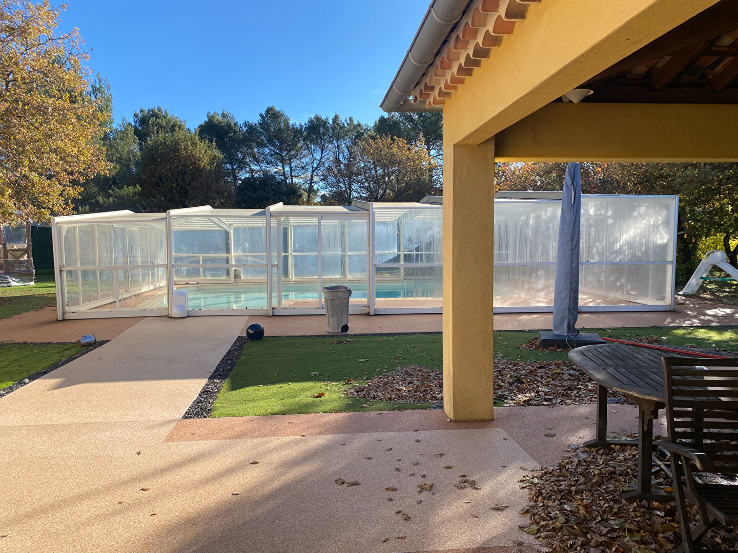 OLLIERES - Maison d'architecte de 300 m2  de plein pieds avec piscine couverte sur 6000 m2 de terrain