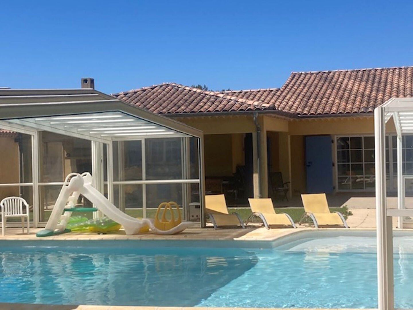 OLLIERES - Maison d'architecte de 300 m2  de plein pieds avec piscine couverte sur 6000 m2 de terrain