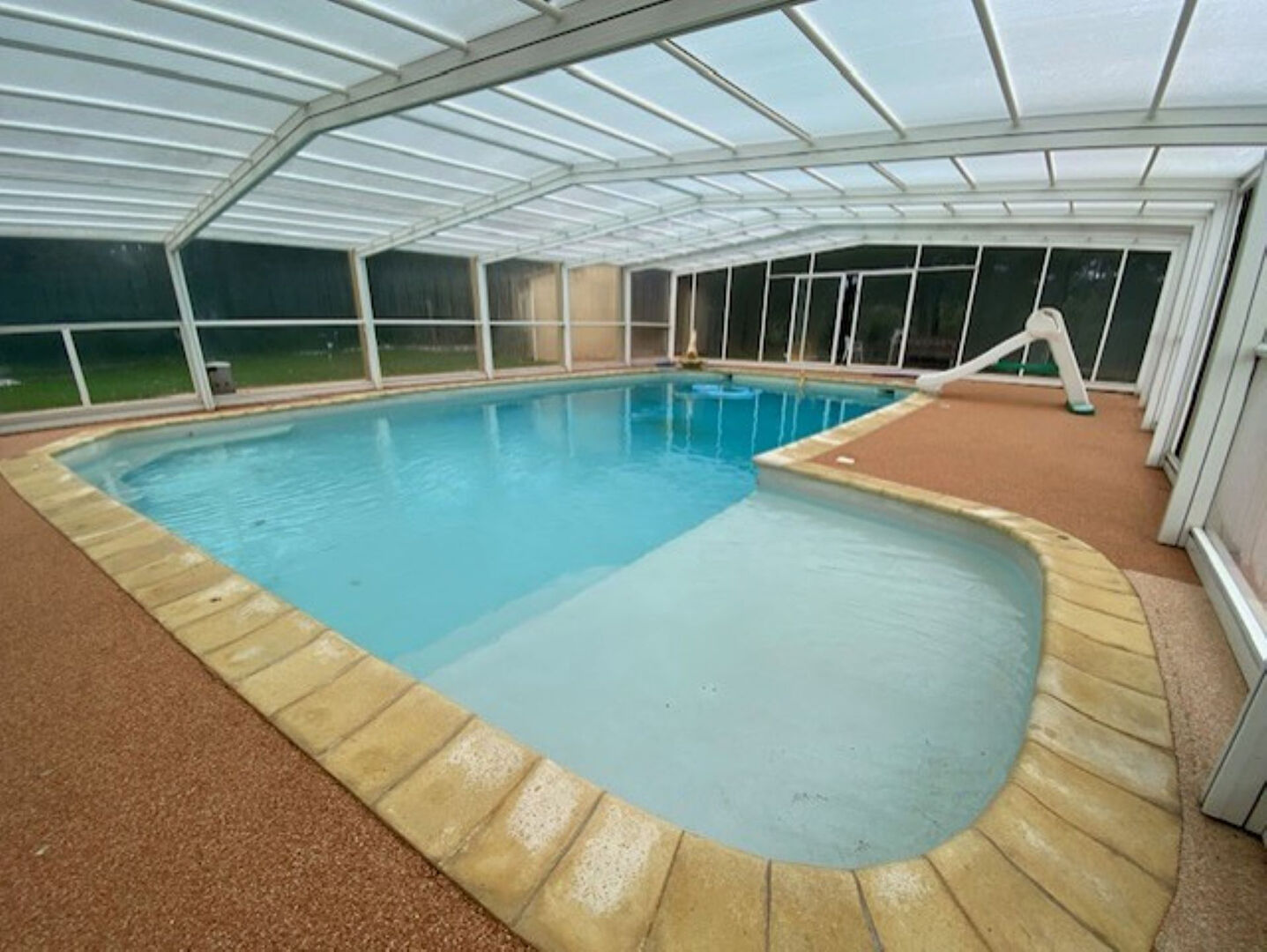 OLLIERES - Maison d'architecte de 300 m2  de plein pieds avec piscine couverte sur 6000 m2 de terrain