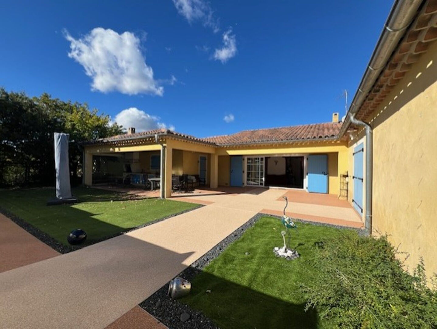 OLLIERES - Maison d'architecte de 300 m2  de plein pieds avec piscine couverte sur 6000 m2 de terrain