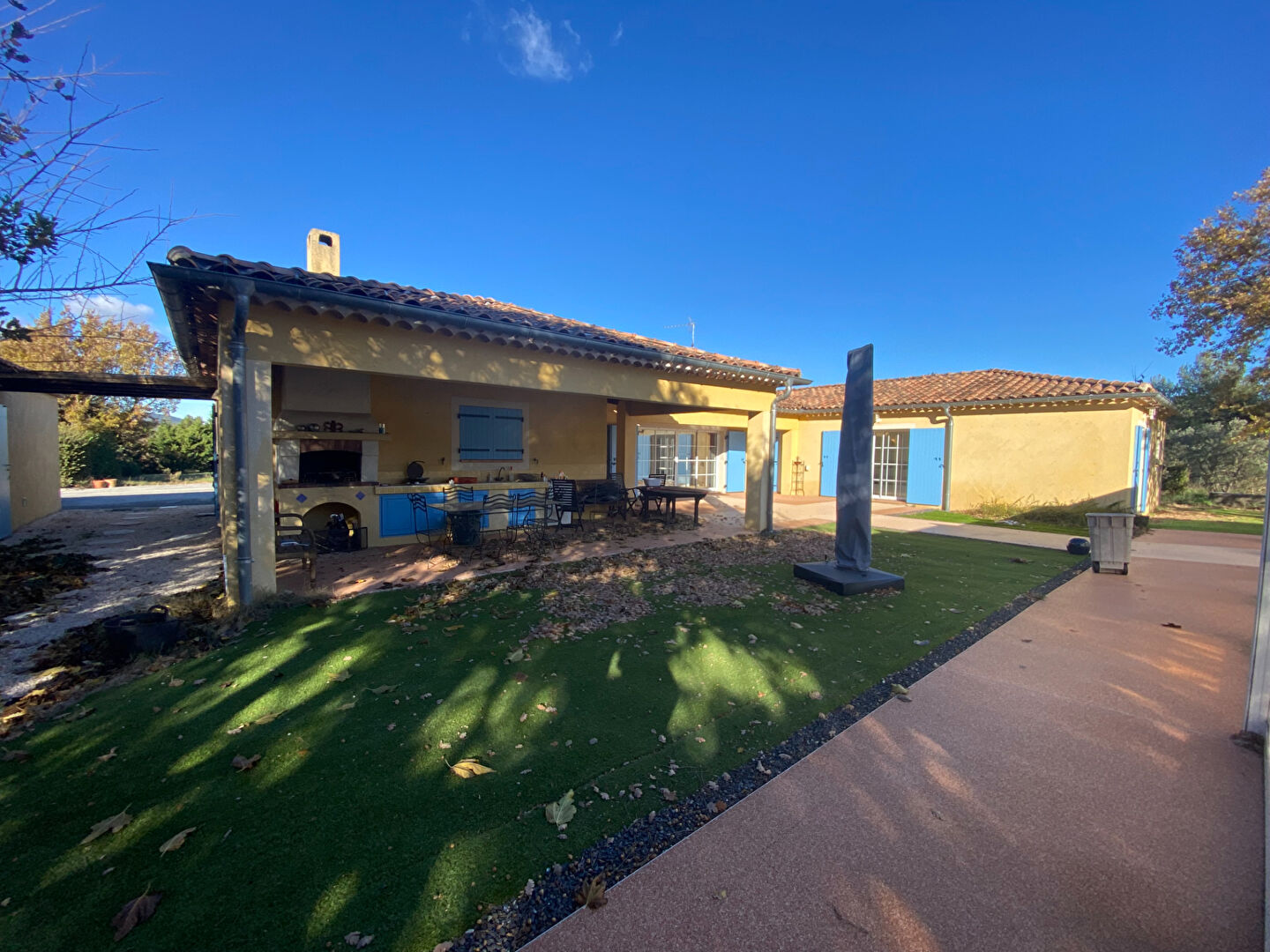 OLLIERES - Maison d'architecte de 300 m2  de plein pieds avec piscine couverte sur 6000 m2 de terrain