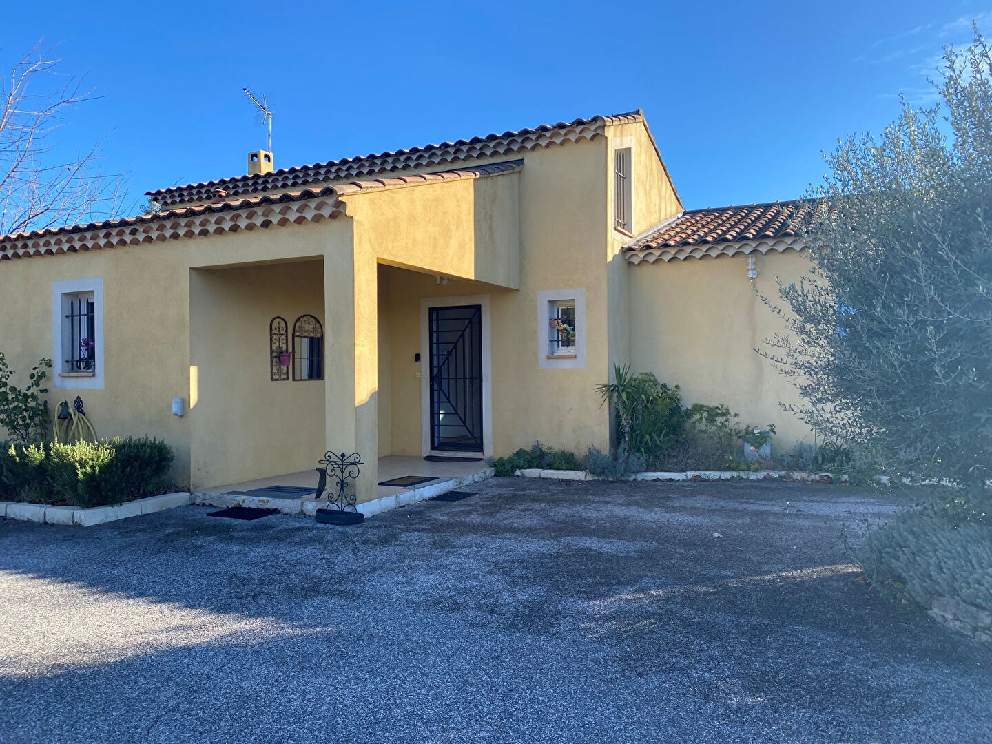 OLLIERES - Maison d'architecte de 300 m2  de plein pieds avec piscine couverte sur 6000 m2 de terrain