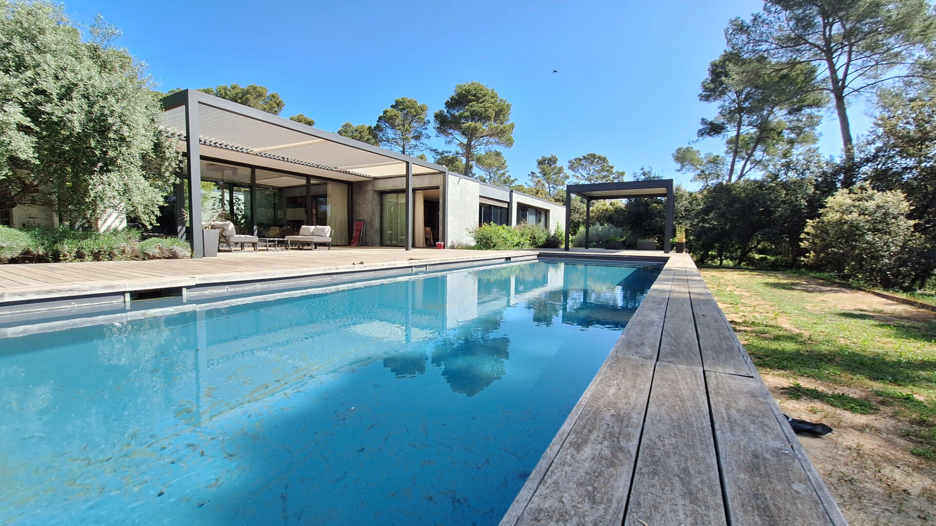 Saint Marc Jaumegarde Maison d'architecte 238 m2 piscine sur un terrain de 4000 m2de