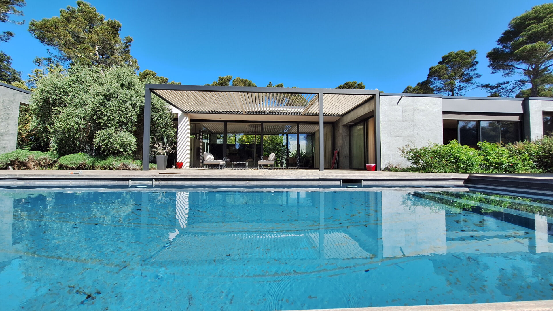 Saint Marc Jaumegarde Maison d'architecte 238 m2 piscine sur un terrain de 4000 m2de