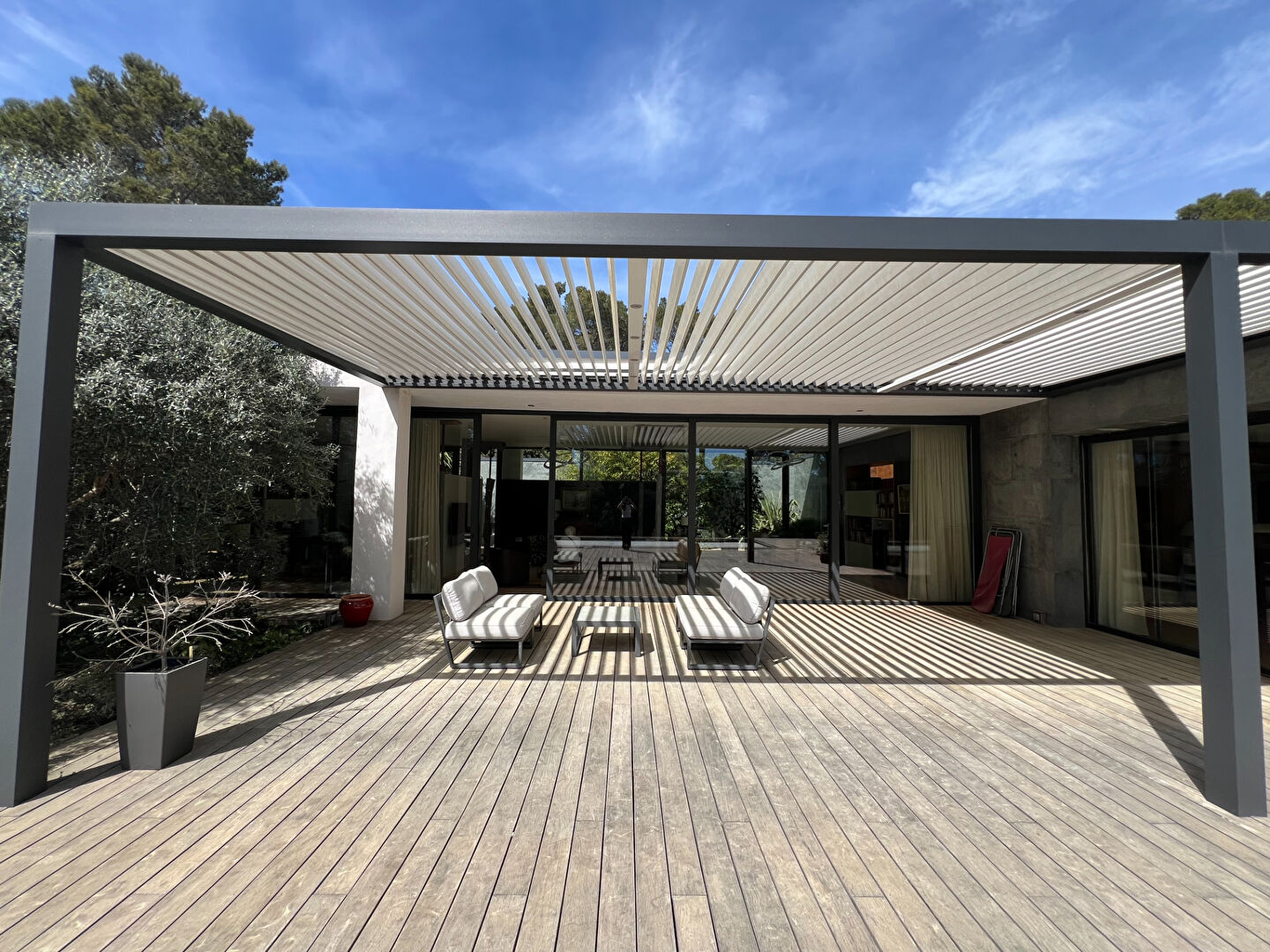 Saint Marc Jaumegarde Maison d'architecte 238 m2 piscine sur un terrain de 4000 m2de