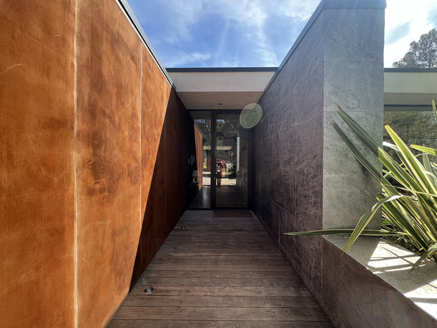 Saint Marc Jaumegarde Maison d'architecte 238 m2 piscine sur un terrain de 4000 m2de