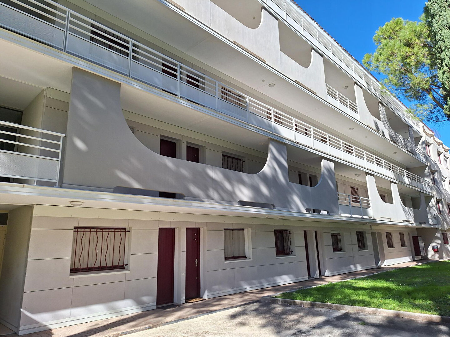 T2 de 28 m2 avec balcon Aix Pont de l'Arc LA PARADE 