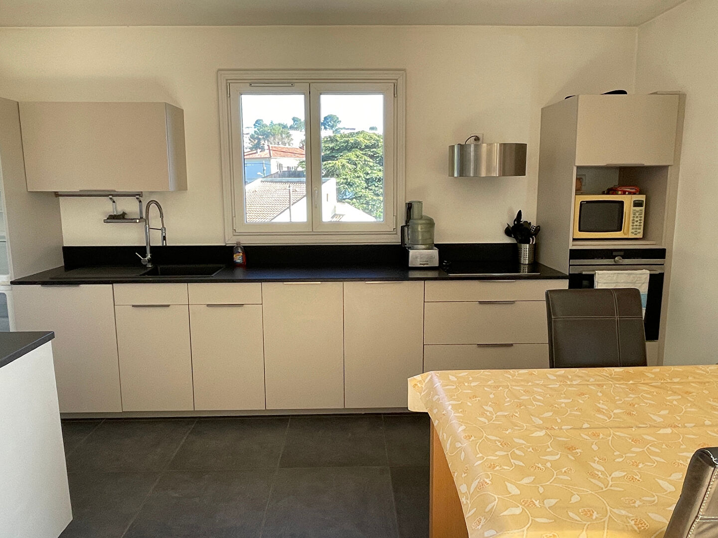 A louer meublé, appartement Aix En Provence 4 pièces 80 m2 avec balcon