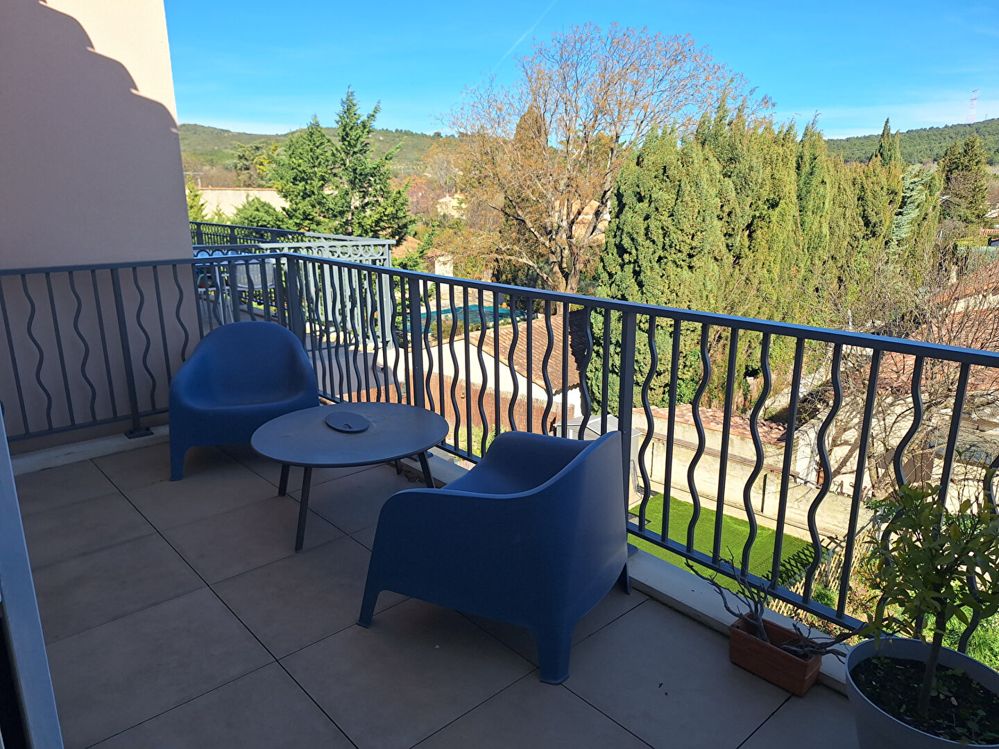 Appartement T3 69 m²  - Dernier étage avec ascenseur - Terrasse 12 m²  - Garage - Résidence récente 2022 - Eyguières