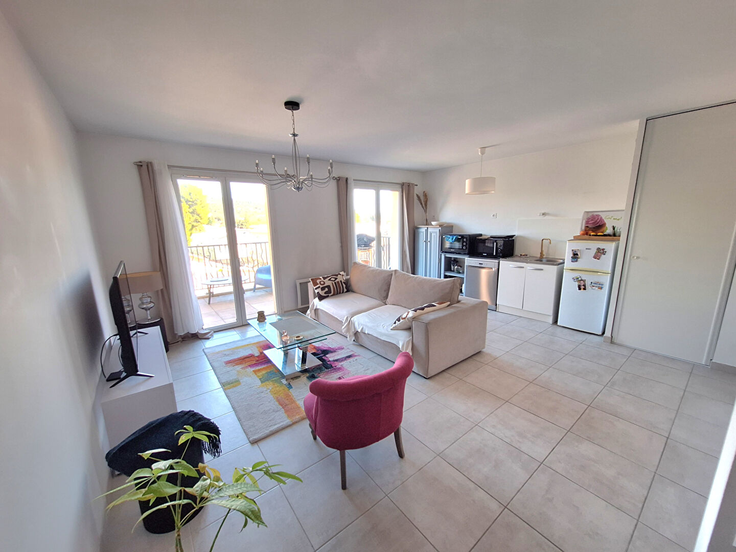 Appartement T3 69 m²  - Dernier étage avec ascenseur - Terrasse 12 m²  - Garage - Résidence récente 2022 - Eyguières