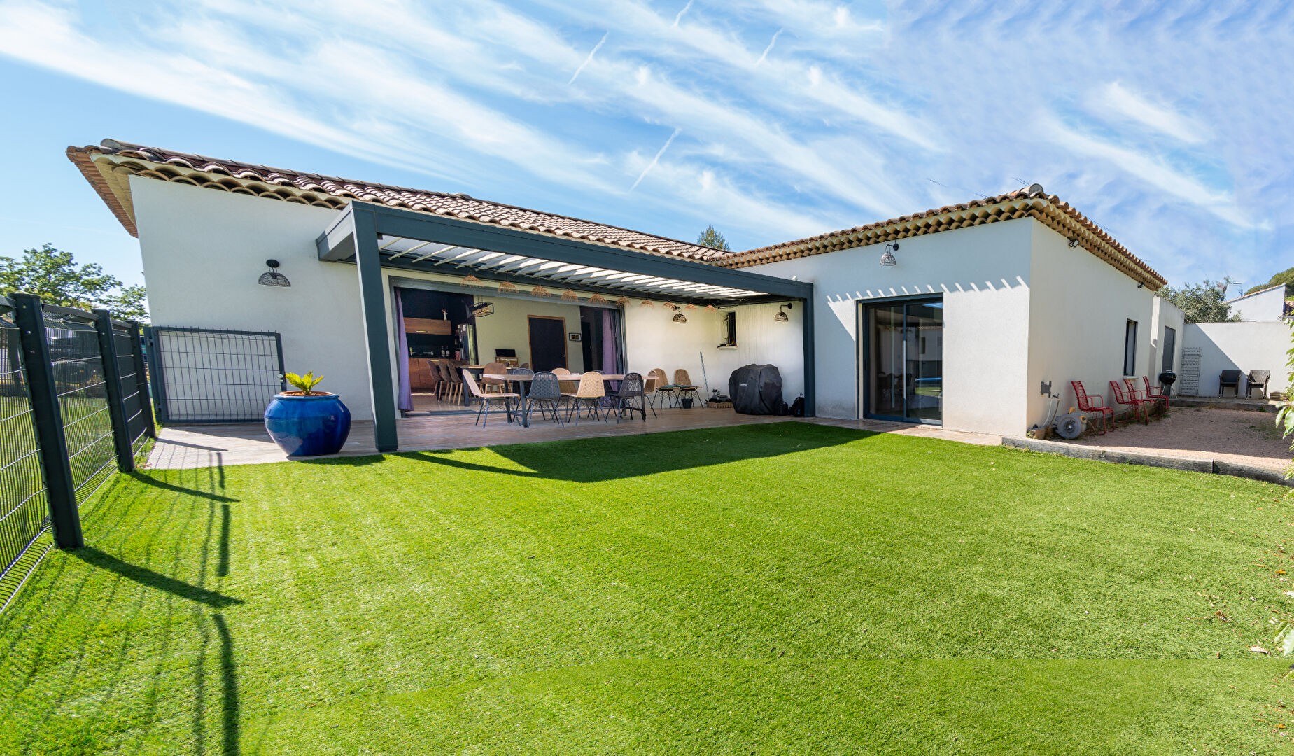 EXCLUSIVITE VENTABREN Villa de plain-pied , 5 chambres, piscine, terrain de 950 m2.