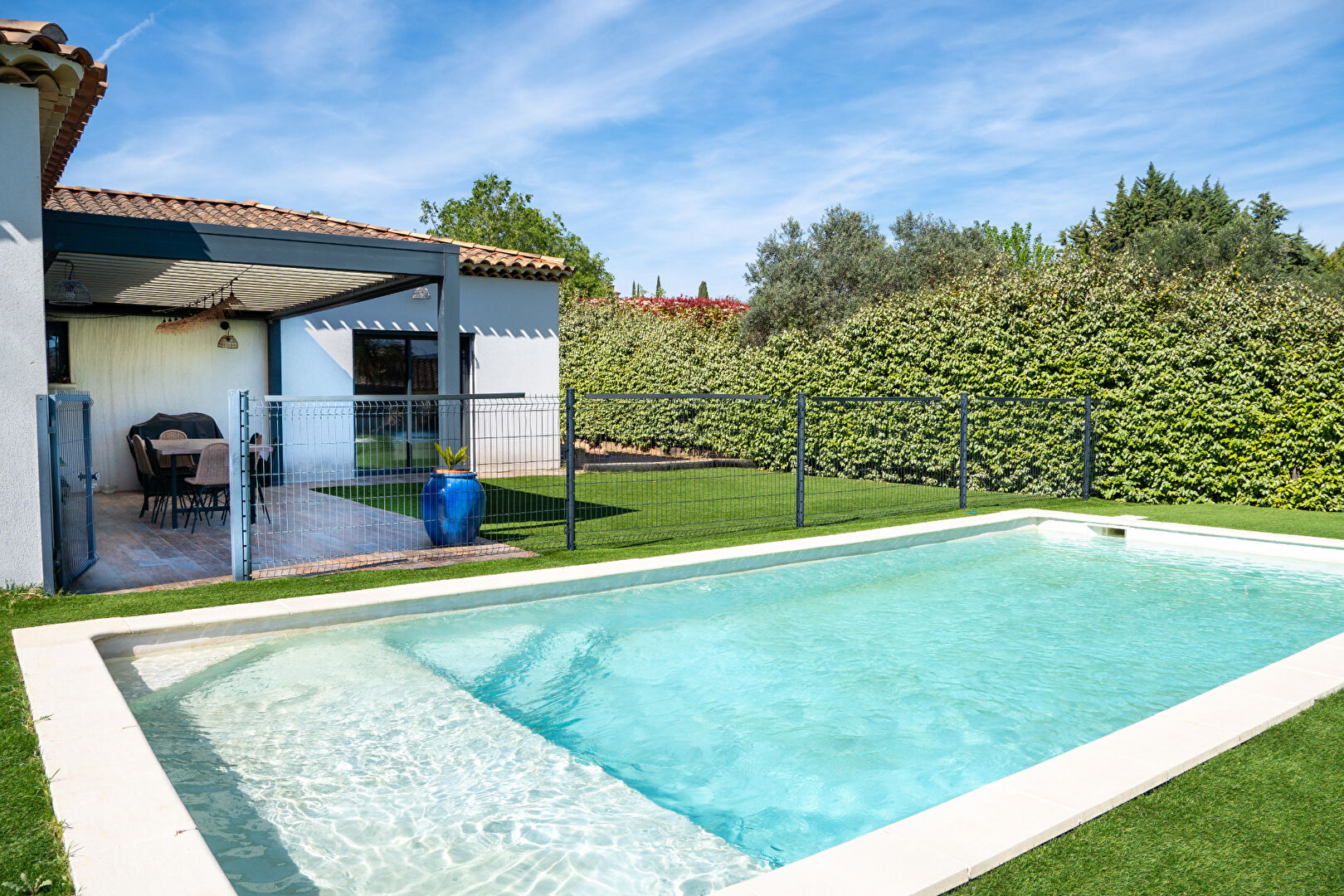 EXCLUSIVITE VENTABREN Villa de plain-pied , 5 chambres, piscine, terrain de 950 m2.