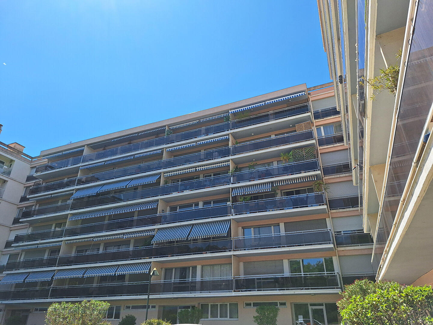 Charmant appartement T2 de 44 m² idéalement situé dans la résidence recherchée de La Tour d'Aygosi à Aix-en-Provence.