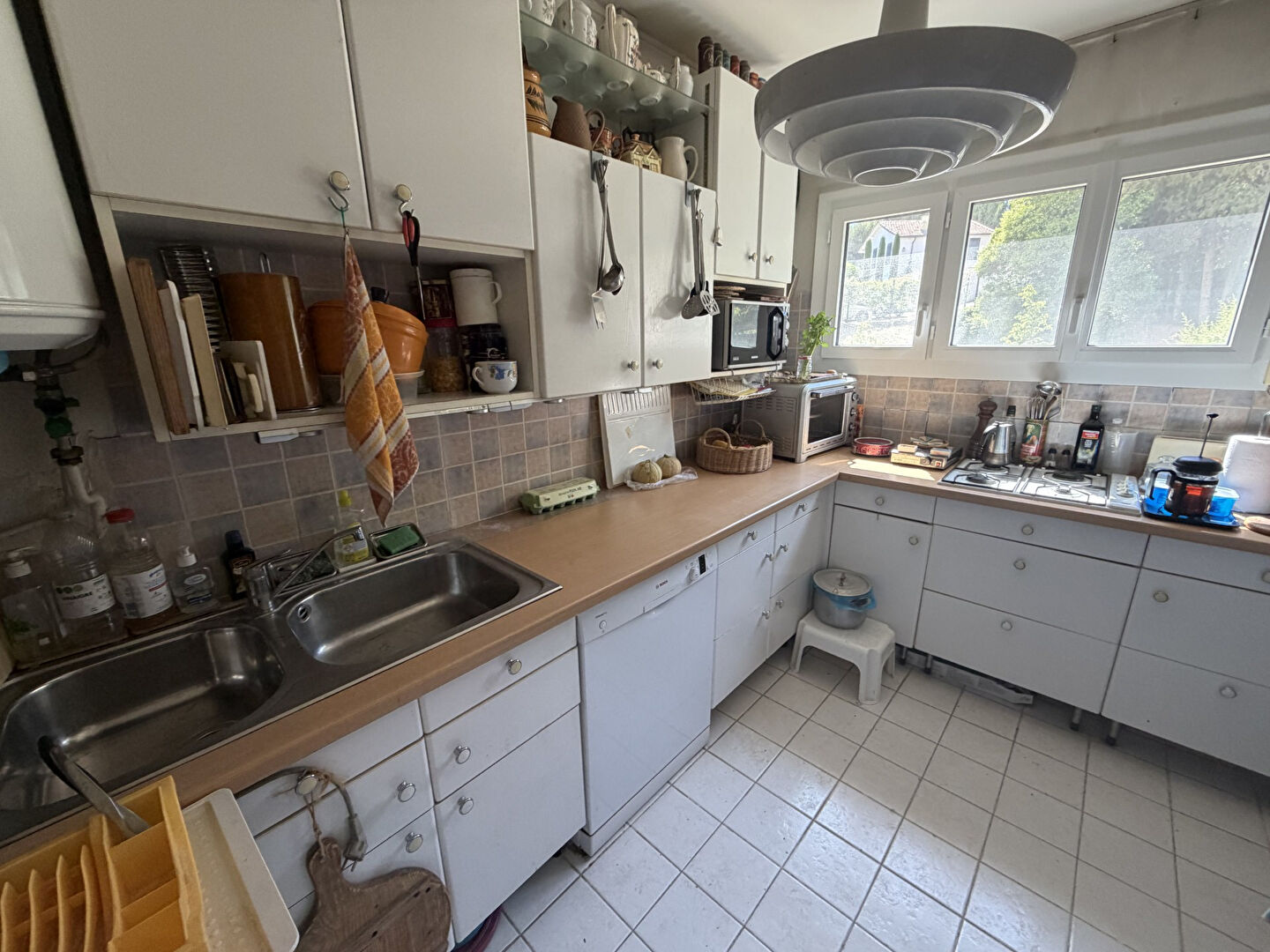 Charmant appartement T2 de 44 m² idéalement situé dans la résidence recherchée de La Tour d'Aygosi à Aix-en-Provence.