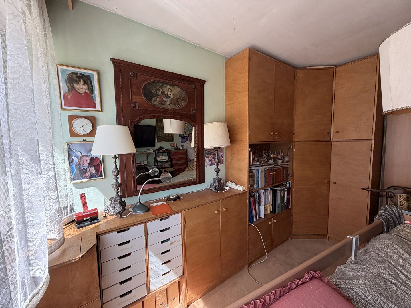 Charmant appartement T2 de 44 m² idéalement situé dans la résidence recherchée de La Tour d'Aygosi à Aix-en-Provence.