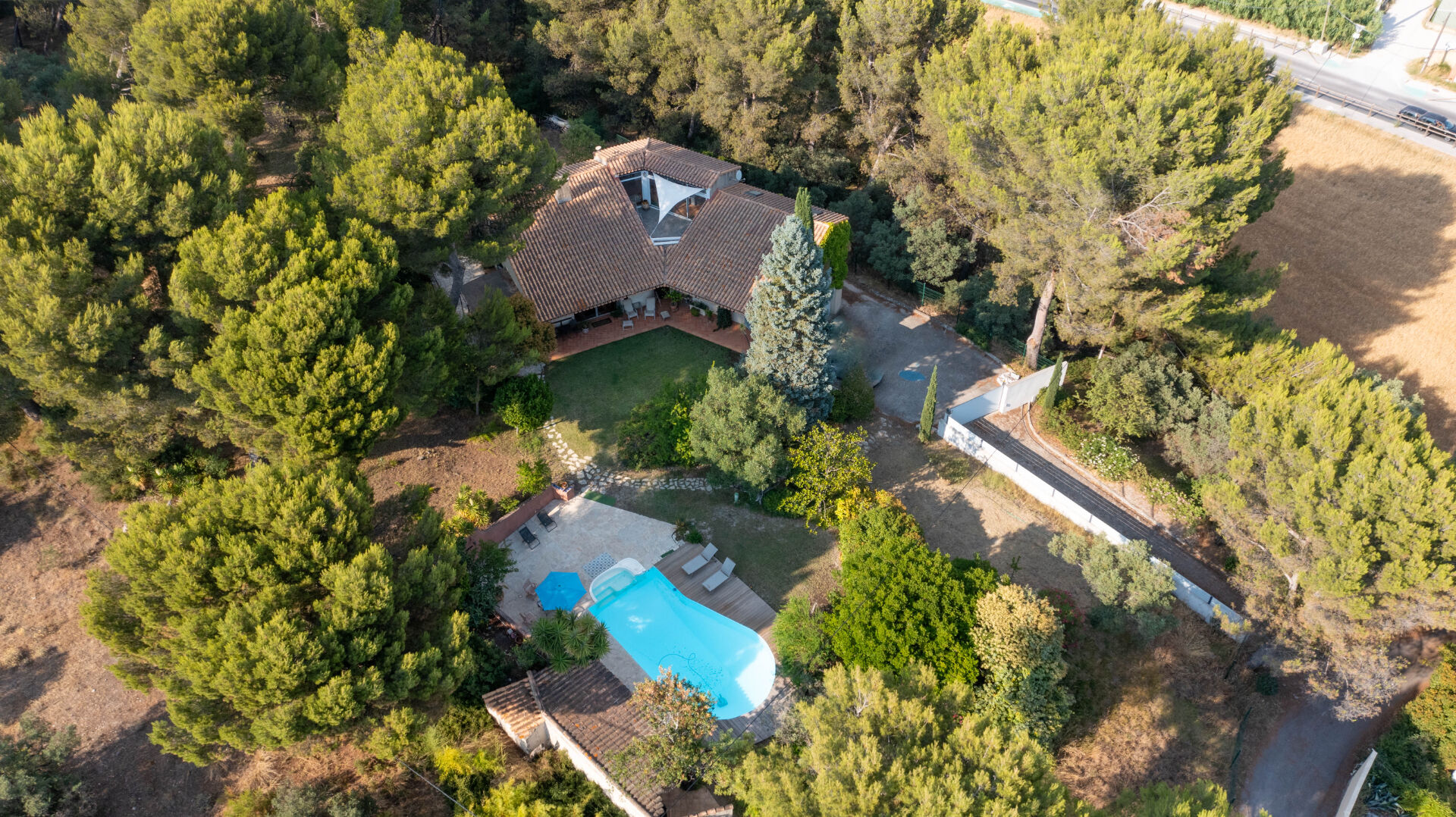 Maison d'architecte spacieuse et calme à Gignac-la-Nerthe , avec piscine et grand terrain