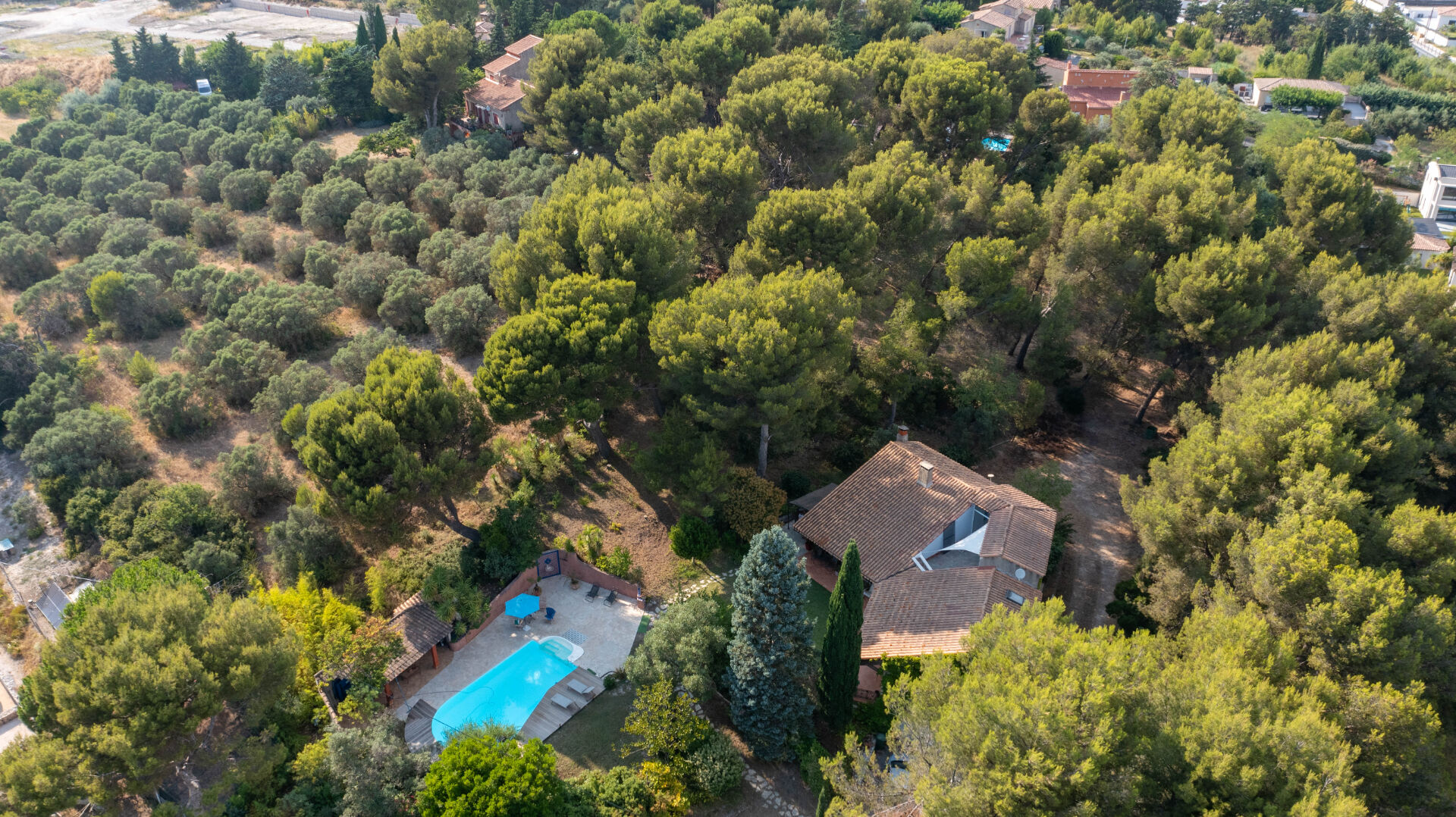 Maison d'architecte spacieuse et calme à Gignac-la-Nerthe , avec piscine et grand terrain
