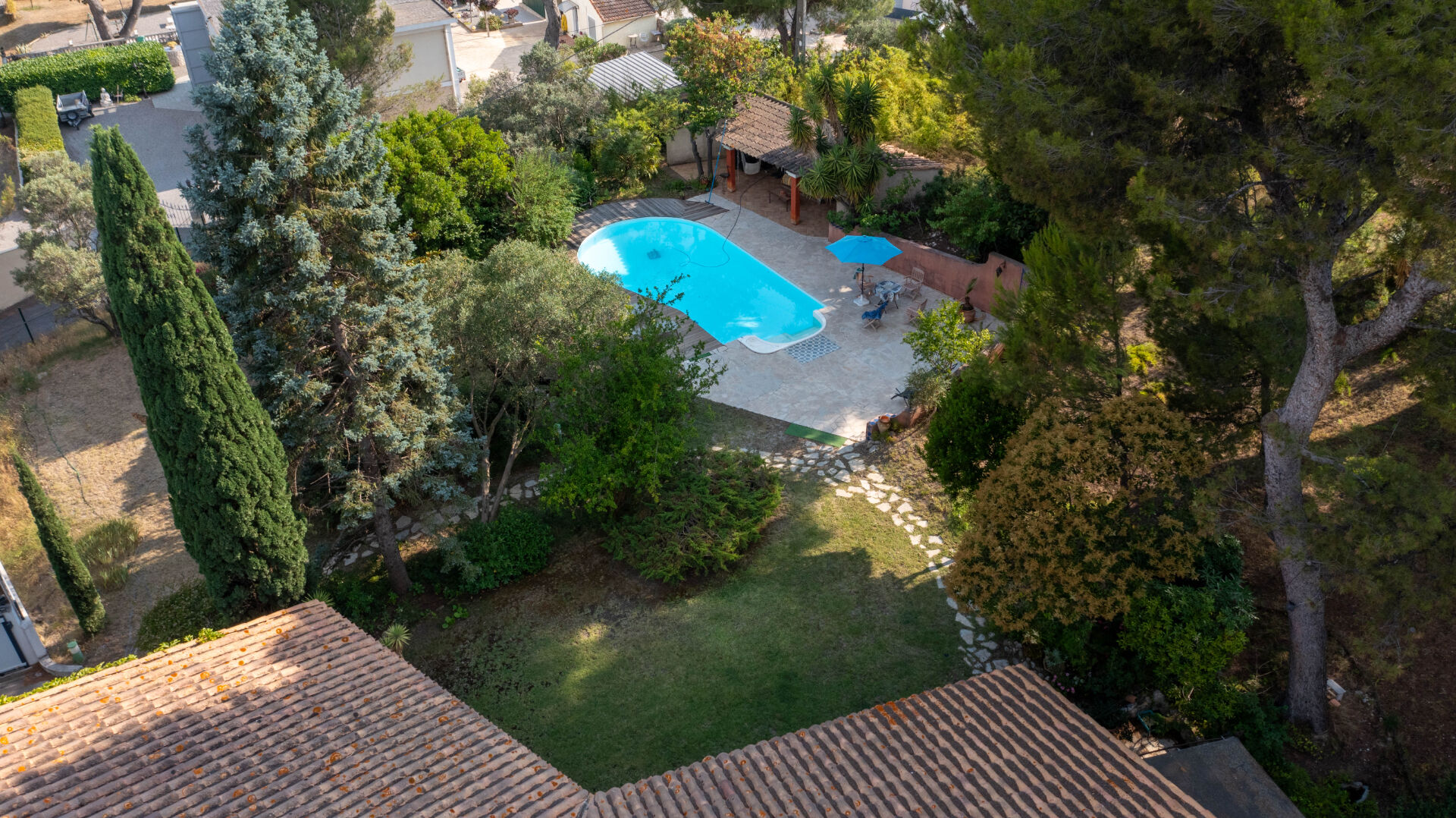 Maison d'architecte spacieuse et calme à Gignac-la-Nerthe , avec piscine et grand terrain