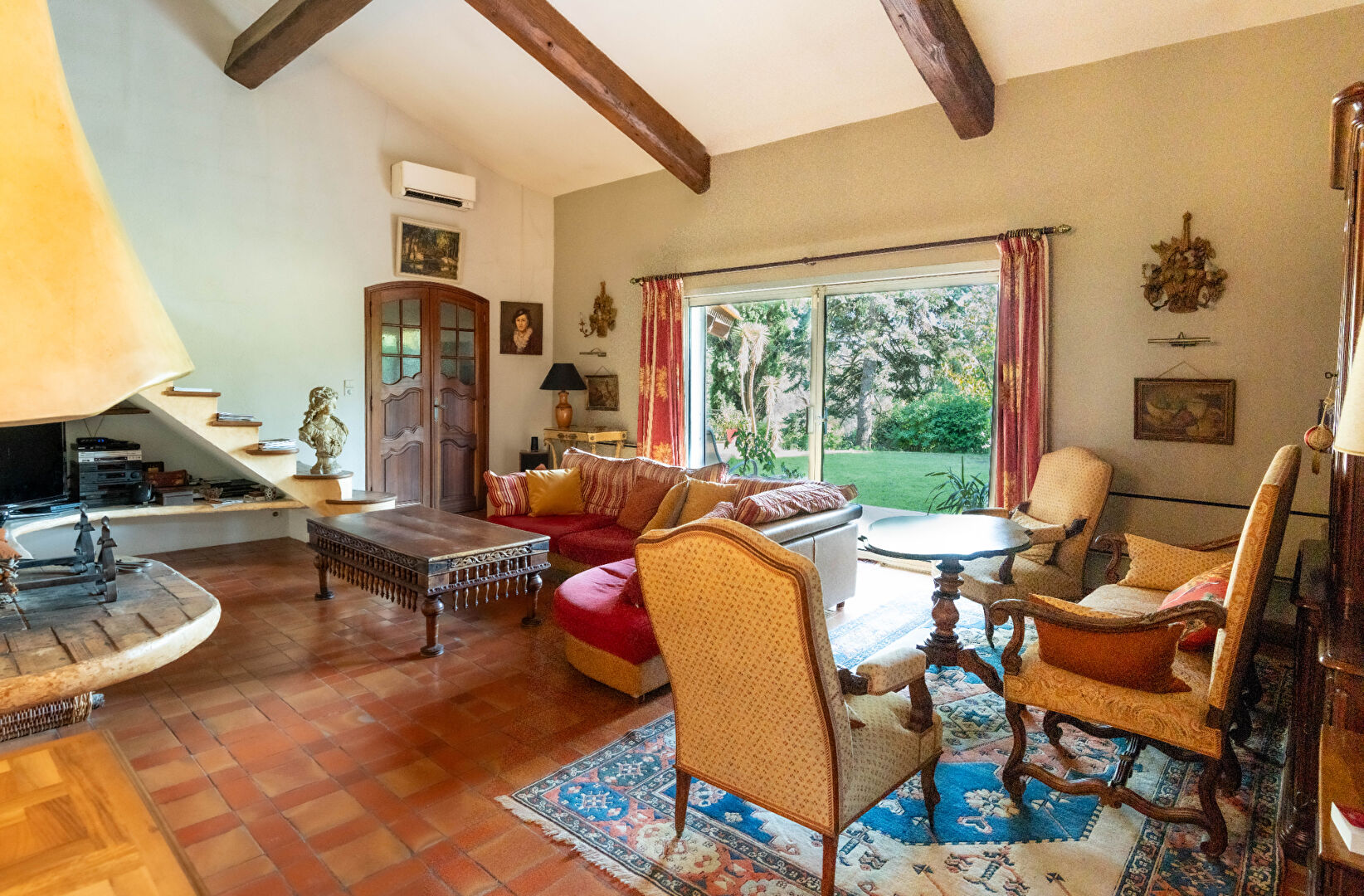 Maison d'architecte spacieuse et calme à Gignac-la-Nerthe , avec piscine et grand terrain
