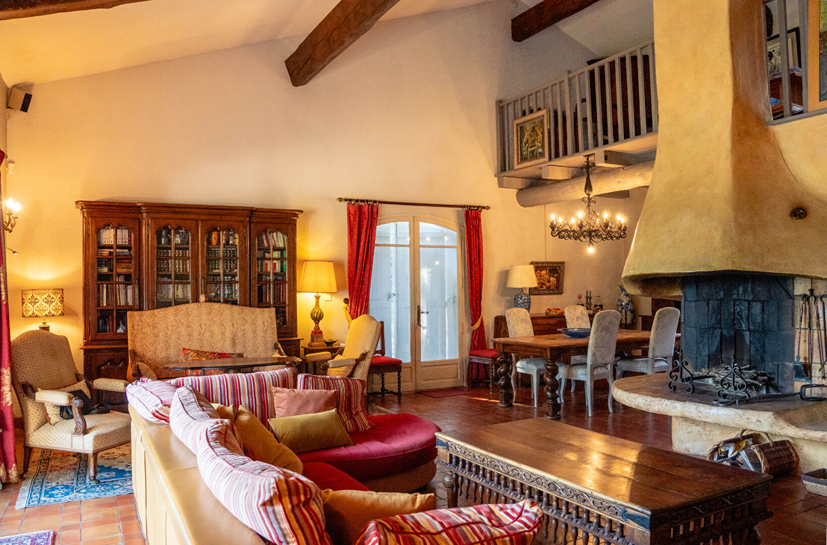Maison d'architecte spacieuse et calme à Gignac-la-Nerthe , avec piscine et grand terrain