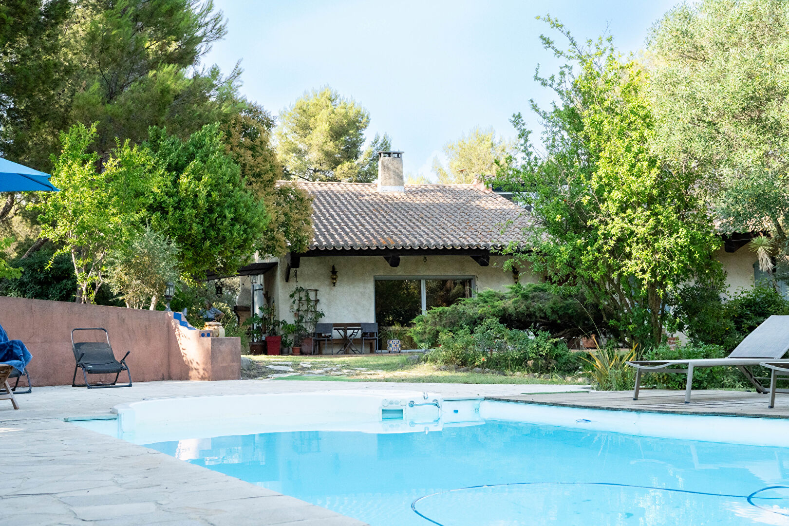 Maison d'architecte spacieuse et calme à Gignac-la-Nerthe , avec piscine et grand terrain
