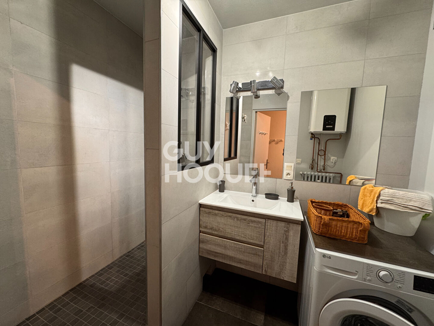 AIX LES BAINS, centre ville appartement de type 2 de 69 m² avec cave