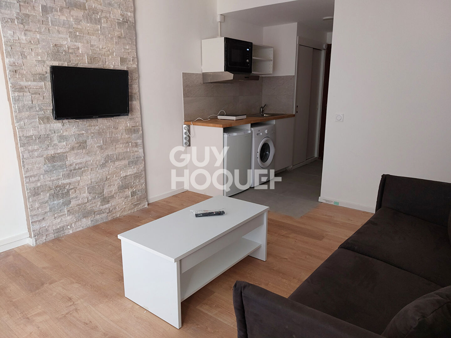 Studio meublé  tout inclus : chauffage eau chaude et froide électricité, balcon